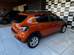 RENAULT - SANDERO - 2015/2016 - Laranja - R$ 49.900,00