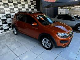 RENAULT - SANDERO - 2015/2016 - Laranja - R$ 49.900,00