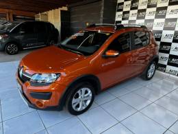 RENAULT - SANDERO - 2015/2016 - Laranja - R$ 49.900,00