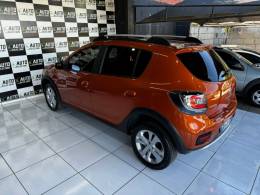 RENAULT - SANDERO - 2015/2016 - Laranja - R$ 49.900,00